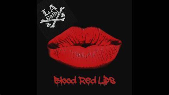 Her blood red lips lyrics